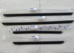 822101C001 HYUNDAI Lameluna de puerta delantera izquierda exterior original y equivalente