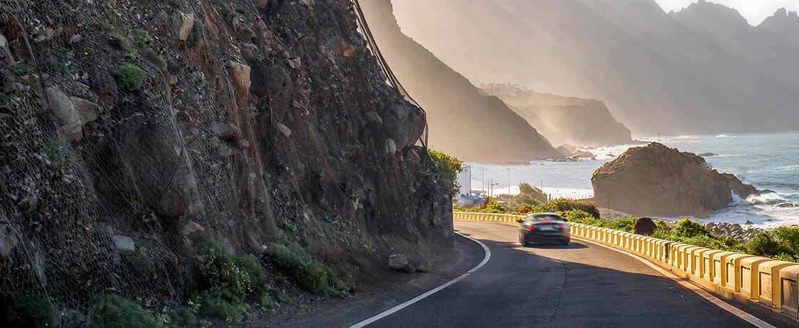 Carretera junto al mar que transmite seguridad y confianza al conducir.